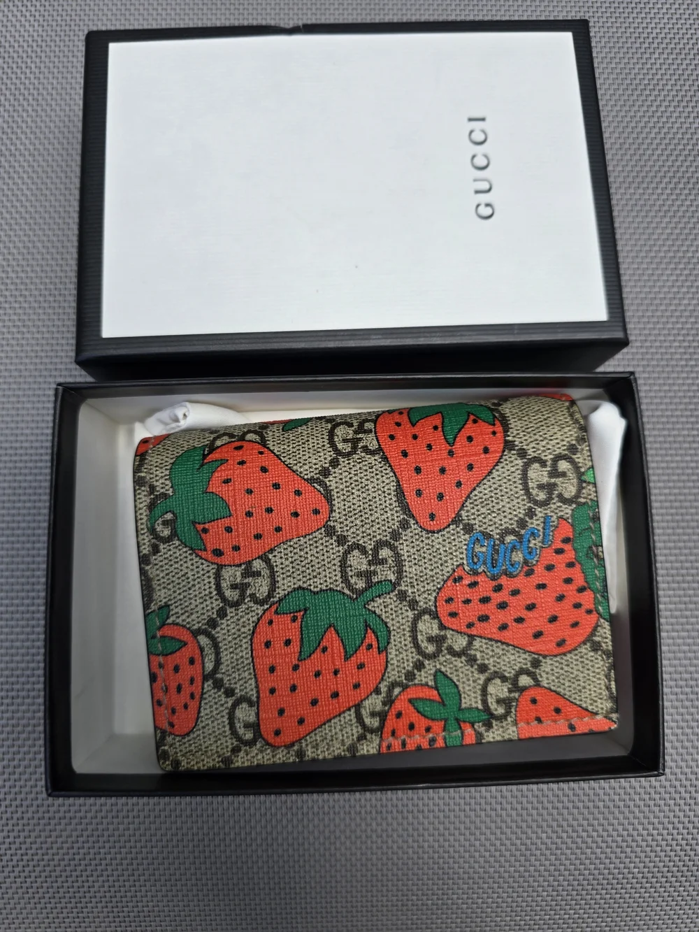 💯 Authentic Gucci Strawberry GG Supreme Bifol Card Case/Wallet - Picture 1 of 12